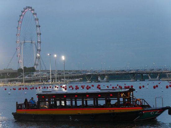 Singapur Flyer mit Helix Bridge