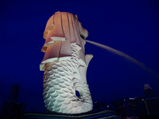 Der Tag neigt sich dem Abend entgegen und die Lichter gehen an.