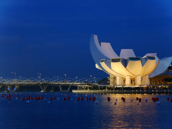 Nochmal Art Science Museum und Helix Bridge - jetzt beleuchtet.