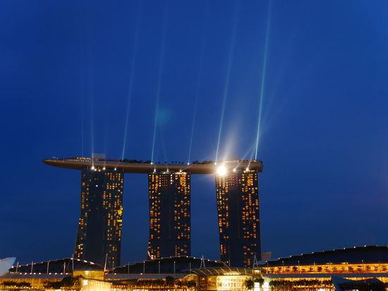 Die Lasershow am Marina Bay Sands beginnt.