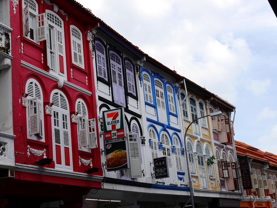 Einige behaupten, da wohnt doch keiner. Alles nur Kulisse. Nö, stimmt nicht wir haben sogar echte Einheimische beim Frisör entdeckt. Und eine Politesse, die Strafzettel für Falschparker austeilte.