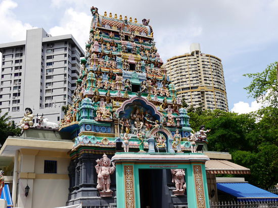 Der älteste Hindu Tempel, Sri Mariamman, inmitten von Chinatown. Drinnen wurde lautstark gefeiert und gebetet.