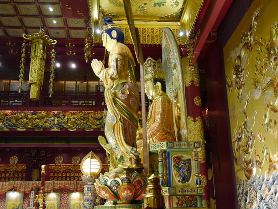 Haupthalle im Erdgeschoss. In der Heiligen Tooth-Relic-Halle in der 4. Etage ist das Fotografieren streng verboten.