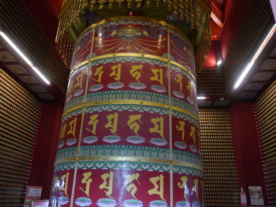 Riesige Gebetsmühle auf dem Dach