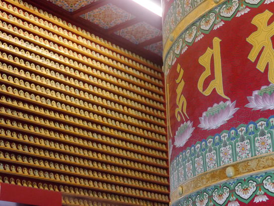 Im Raum der Gebetsmühle befinden sich auch hunderte kleiner Buddha Statuetten.