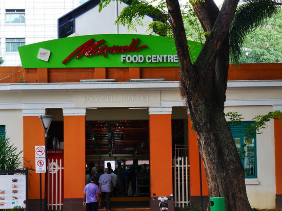 Das berühmte Maxwell Hawker Center. Wir waren glücklicherweise wieder pünktlich zum Regenguss genau hier!!!