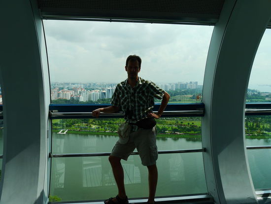 Der Herr trägt heute ein Hemd und ist fest überzeugt; damit halten sie ihm im Fullerton Hotel die Tür auf... 