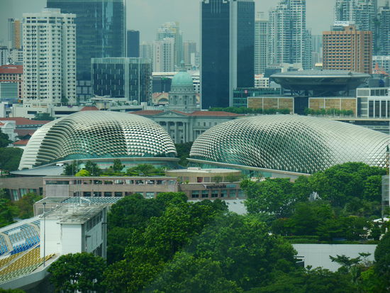 Esplanade Theatres on the Bay. Die Dächer erinnern an eine Durian Frucht. Und die Durian erregt die Gemüter. Überall ist es verboten, sie mitzunehmen aber alle lieben sie.