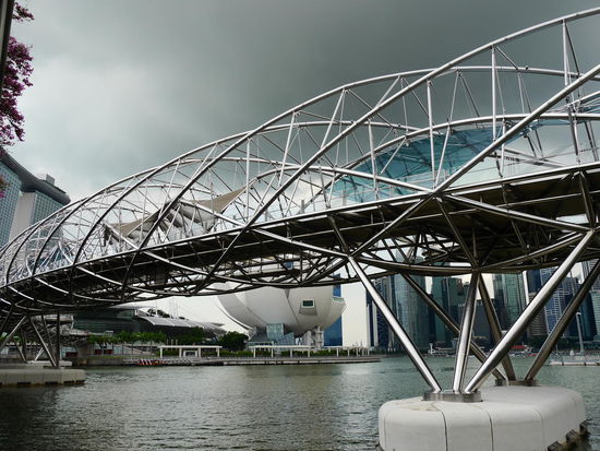 Double Helix Bridge. Und der Himmel sieht nicht vielversprechend aus....