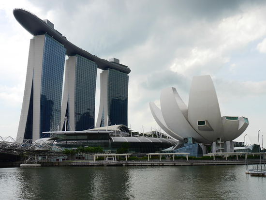 Marina Bay Sands Hotel mit Science Art Museum.