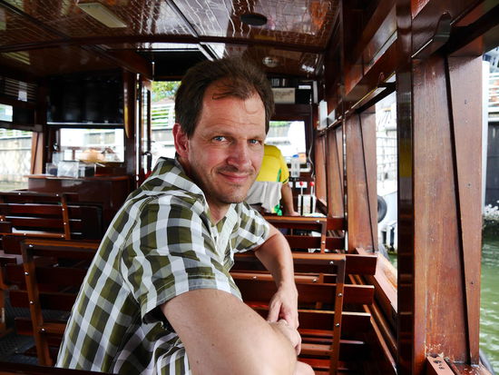 Nach dem Regen - River Cruise. Im sogenannten Bumboat. Das sind die alten Frachtboote, mit denen vor ca. 150 Jahren alle Arten von Material über den Singapur River zu den Lagerhäusern an den Quays gebracht wurde.