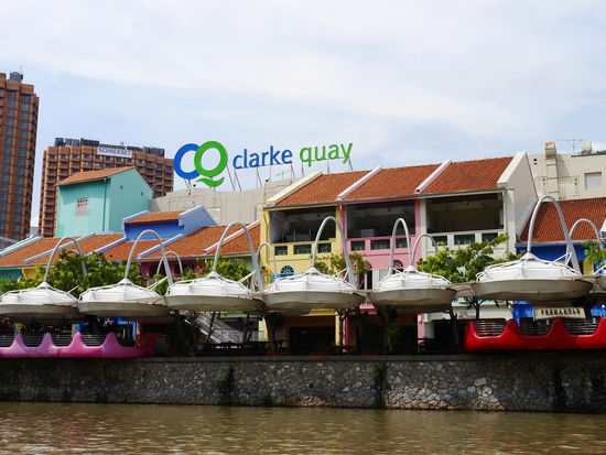 Die Quays. Früher schmuddelige Lagerhausgegend. Heute Flanier-und Amüsiermeile. Einmal grellbunt bitte. Zum mitnehmen oder zum hier essen???