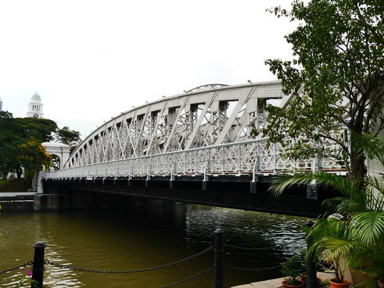 Schöne alte Brücken trennen das moderne Singapur vom kolonialen Teil.