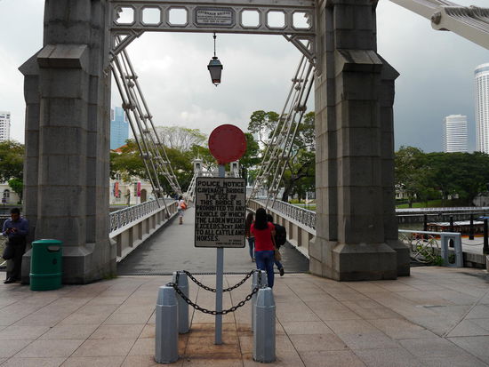 Cavenagh Bridge. Befahren mit jeglicher Art von Fahrzeugen, inkl. Pferdefuhrwerken, ist polizeilich verboten.