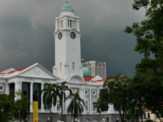 Victoria Theater.
Kinder, der Himmel!!! Es wird schon wieder Zeit sich nach einem trockenen Plätzchen um zu sehen.