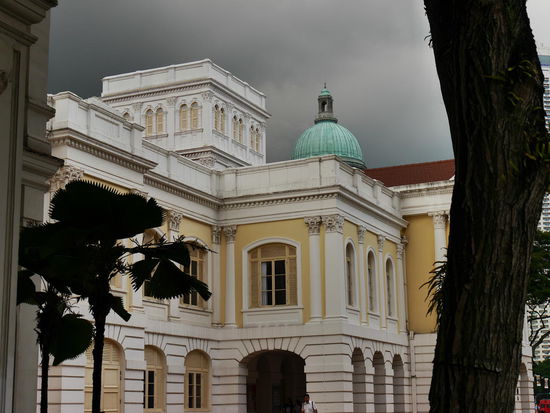 Das Old Parliament House von 1827, ist das älteste Regierungsgebäude Singapurs. Heute beherbergt es das Art House - ein Kunstzentrum.