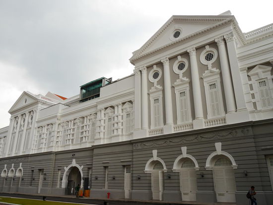 Gegenüber steht die Concert Hall