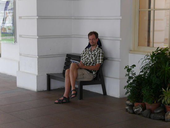 Das Art-House war unser trockenes Gewitterplätzchen. Gott sei Dank mit Bank. Denn das Gewitter ließ sich Zeit.