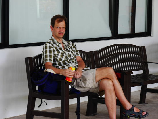 Kurzes Päschen, Klo und kühles Getränk. Die Infrastruktur selbst in Singapurs Natur ist unschlagbar.