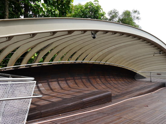 Die futuristische Brücke.