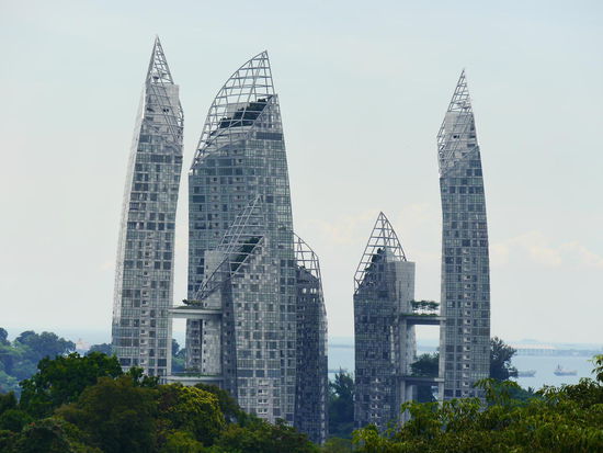 Moderner Wohnkomplex mit Yachthafen vor Sentosa Island. Von der Brücke aus gesehen.