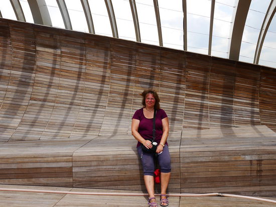 Sitzgelegenheiten auf der Brücke. Leider ohne Sonnenschutz.