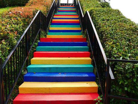 Überall ist alles bunt. Selbst die Treppen.