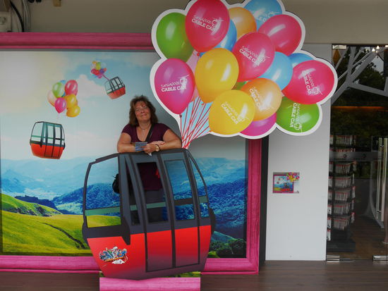 Wir hatten es falsch verstanden. Eigentlich sollte man sich auf die Stufen setzten um aus der Gondel raus zu schauen und nicht auf dem Dach thronen.