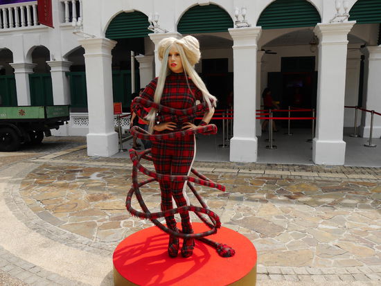 Die ganze Zeit ist sie ruhig und "unauffällig" mit uns gelaufen. Kaum auf Sentosa musste sie sich für alle in Pose schmeißen. Tz.Tz...