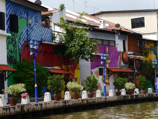 Bunte Häuser säumen das Flussufer.