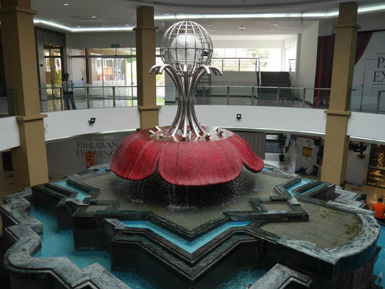 Ominöser Brunnen mit Visions Kapsel im Untergeschoss des Einkaufszentrum.