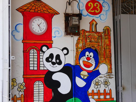 Wenn der Panda mit der blauen Katze um den Uhrenturm tanzt....