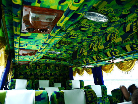 Mit leicht phsychedelischem Muster....