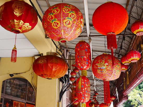 Lampion Geschäft. Man sagt, was drauf stehen soll und sie werden sofort bemalt.