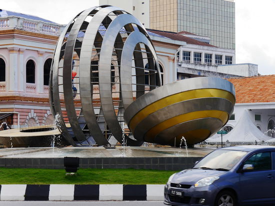 Moderner Brunnen vor dem Clock Tower.