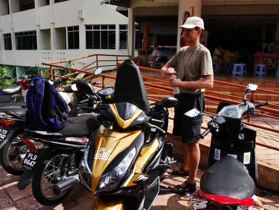 Jetzt sind wir motorisiert. Die goldene Clausia ist für die nächsten Tage die Unsere.