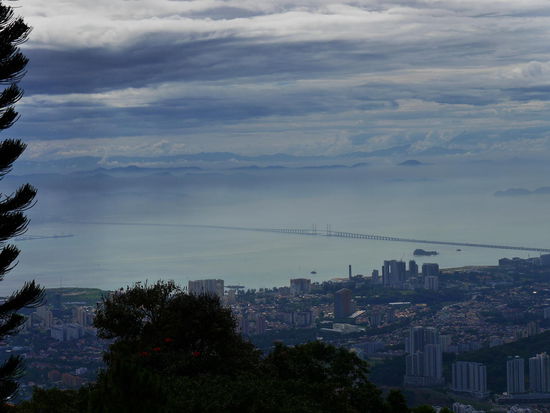 Im Hintergrund die 13,5 km lange Penang Bridge