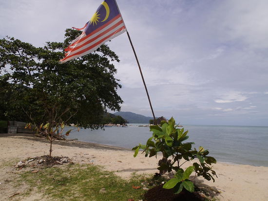 Die Flagge ist gehisst, so ist schon mal klar in welchem Land wir sind.