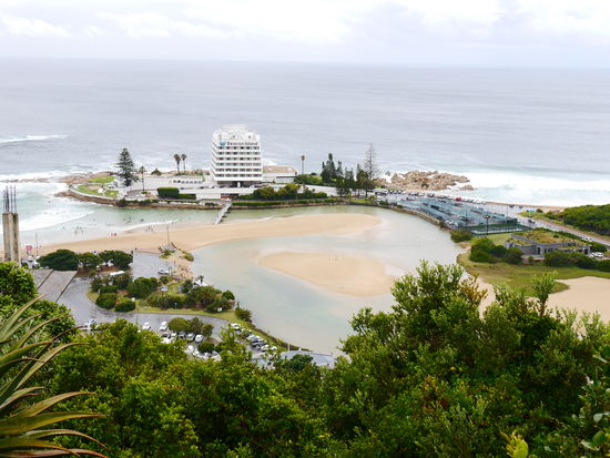 Das hässliche Beacon Island Hotel. Kurioser Weise das Wahrzeichen Von Plettenberg Bay