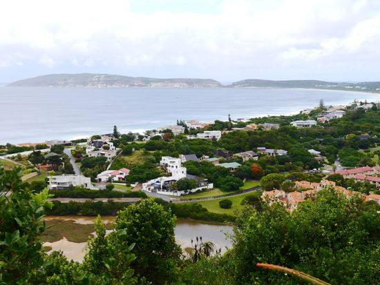 Im Hintergrund Robberg Island. Unser Wanderparadies für morgen.