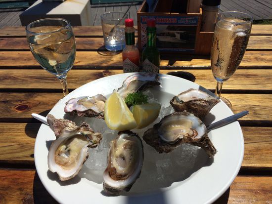 Knysna-Austern! In der Lagune gezüchtet. Auch wir wollten uns mal fühlen wie die Könige