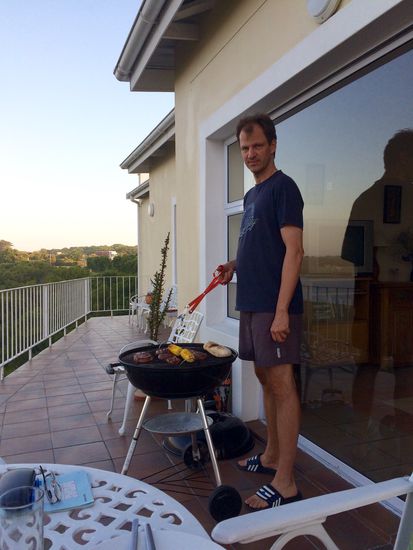 Und abends wird der Grill befeuert