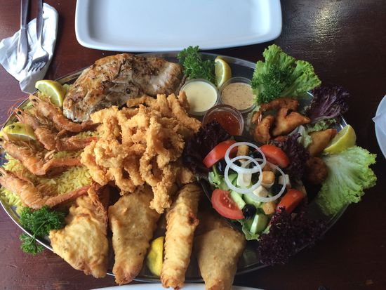 Abendessen im Hafen. Fischplatte für 2!! Hätten auch 3 oder 4 von satt werden können.