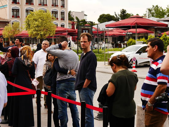 In Istanbul steht man überall Schlange. Die Frage ist nur, wo ist sie am kürzesten??