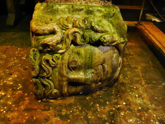 Die 2 Medusen Säulen