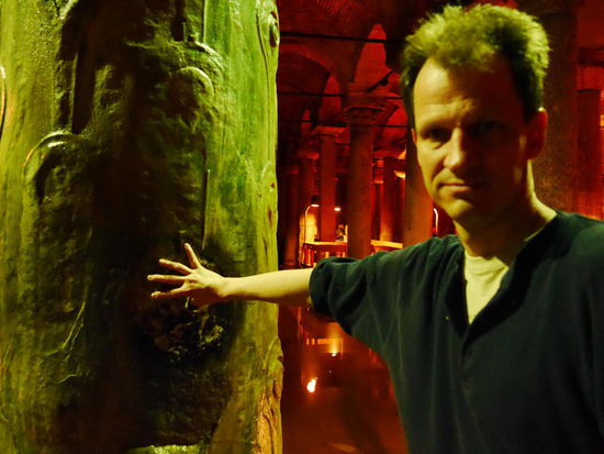 Wunschsäule: Daumen rein, rum gedreht, Wunsch erfüllt. Im besten Falle