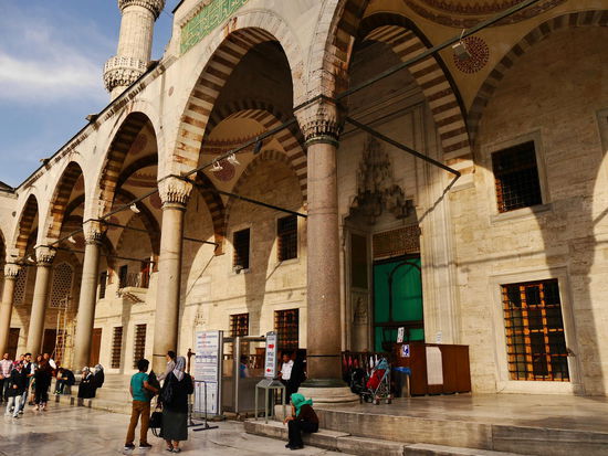 Der Eingang für die Gläubigen. Der Tourieingang ist ein paar Meter weiter.