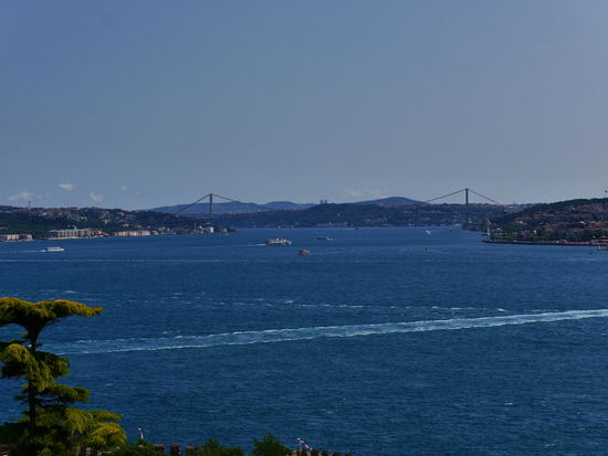 Im Hintergrung, die Bosporusbrücke
