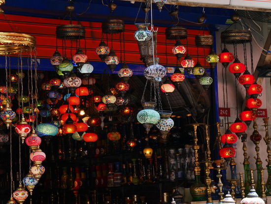 In Mustafas Lampenladen beschließe ich, dass es Zeit für eine Lampe wird.