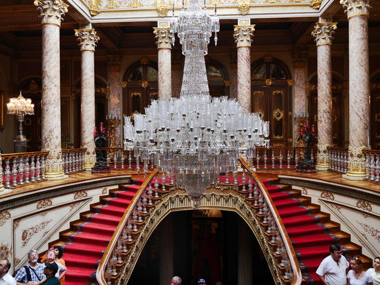 Achtung: total verbotene Fotos, heimlich aufgenommen unter lebensgefährlichen Bedingungen. Kristalltreppe